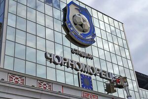 До сегодняшнего дня надпись на фасаде стадиона была на русском