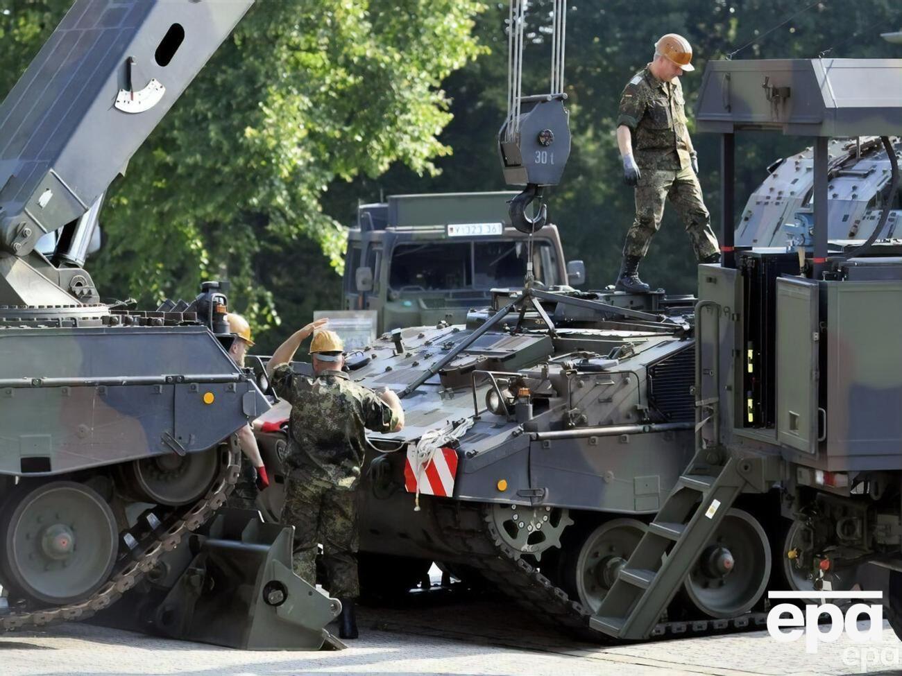 По данным издания, транспорт с около 15 разбитыми гаубицами ждет перед границей Словакии (фото иллюстративное)