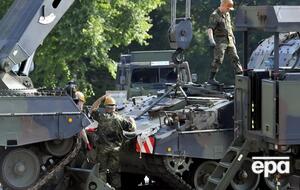 По данным издания, транспорт с около 15 разбитыми гаубицами ждет перед границей Словакии (фото иллюстративное)