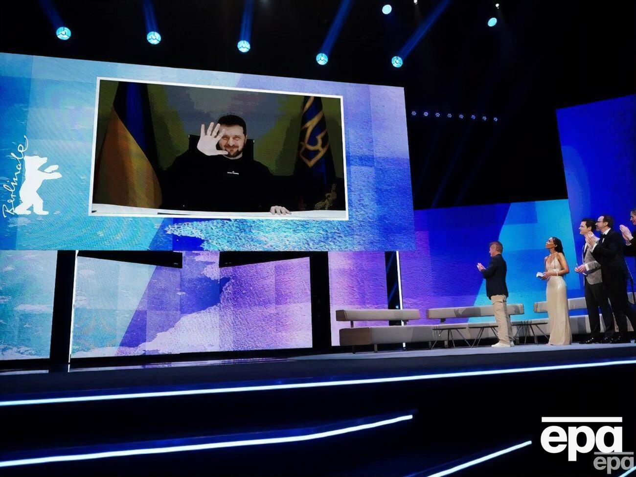 Зеленский обратил внимание на цвет официального значка фестиваля, в этом году он сине-желтый