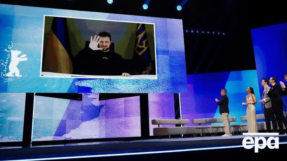 Зеленский обратил внимание на цвет официального значка фестиваля, в этом году он сине-желтый