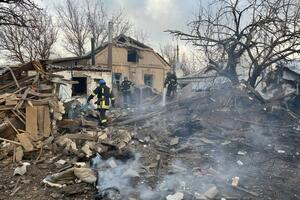 За даними Синєгубова, у селищі Великий Бурлук унаслідок обстрілів 44-річна жінка дістала поранення