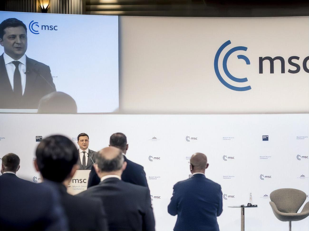 Год назад Зеленский принимал участие в конференции лично