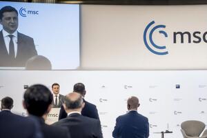 Год назад Зеленский принимал участие в конференции лично