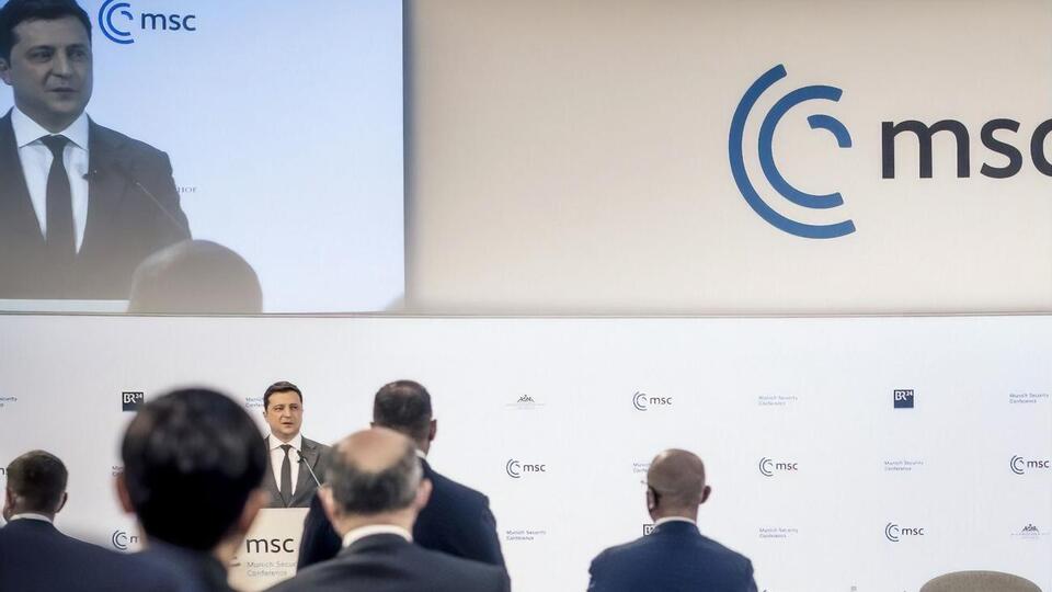 Год назад Зеленский принимал участие в конференции лично
