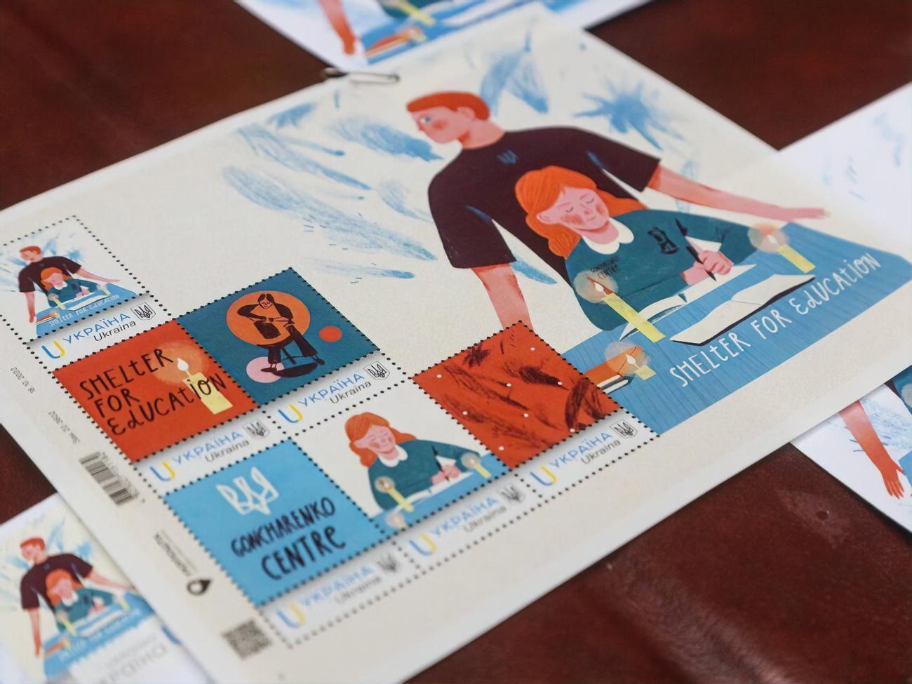 На марке изображен собирательный образ учителя, защищающего ученицу, пока за его спиной разрываются снаряды