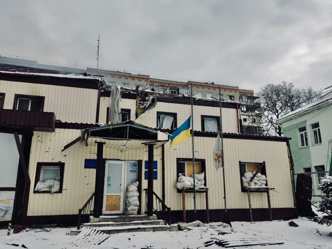 Над центральним входом у бахмутську частину, як і раніше, висить український прапор