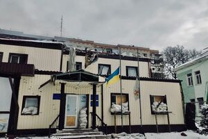 Над центральним входом у бахмутську частину, як і раніше, висить український прапор