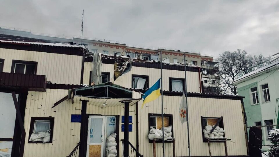 Над центральным входом в бахмутскую часть по-прежнему вывешен украинский флаг