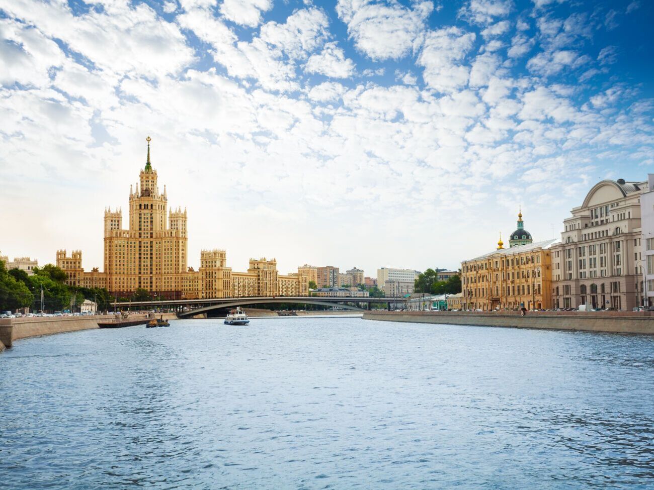 Российская экономика начала переключаться "на режим выживания", пишет Bloomberg