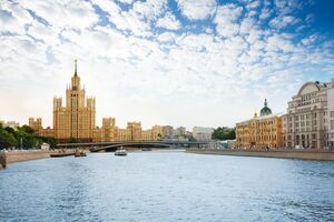 Российская экономика начала переключаться "на режим выживания", пишет Bloomberg