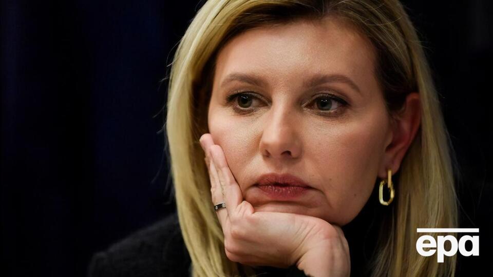 Зеленская предположила, что причиной ухудшения зрения могло стать то, что она "постоянно смотрит в телефон и следит за тем, что происходит в стране"