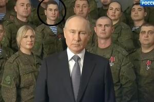 31 грудня Путін замість традиційного звернення на тлі Кремля виступив в оточенні військових
