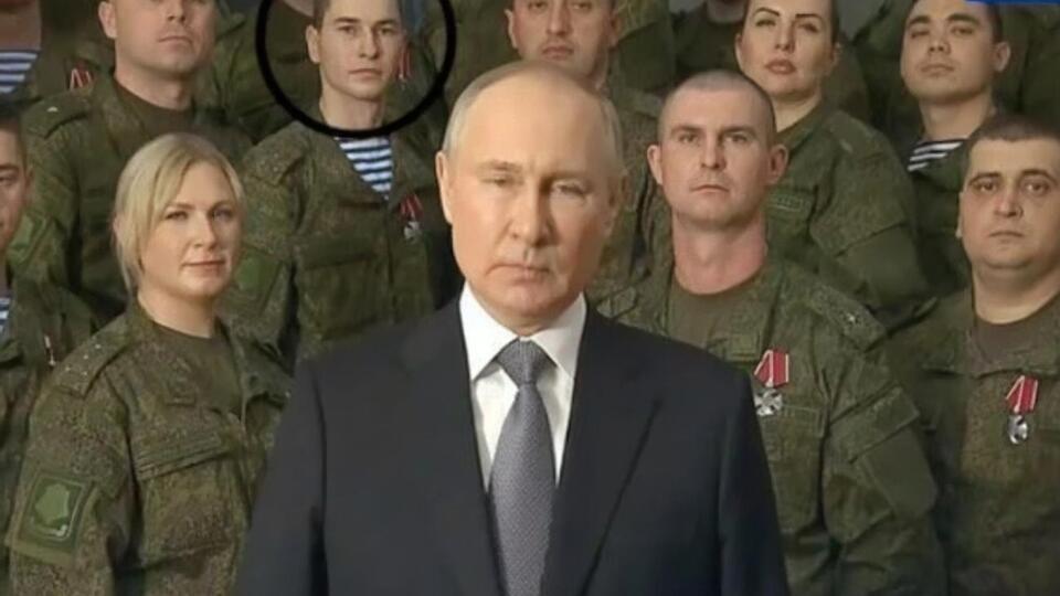 31 грудня Путін замість традиційного звернення на тлі Кремля виступив в оточенні військових
