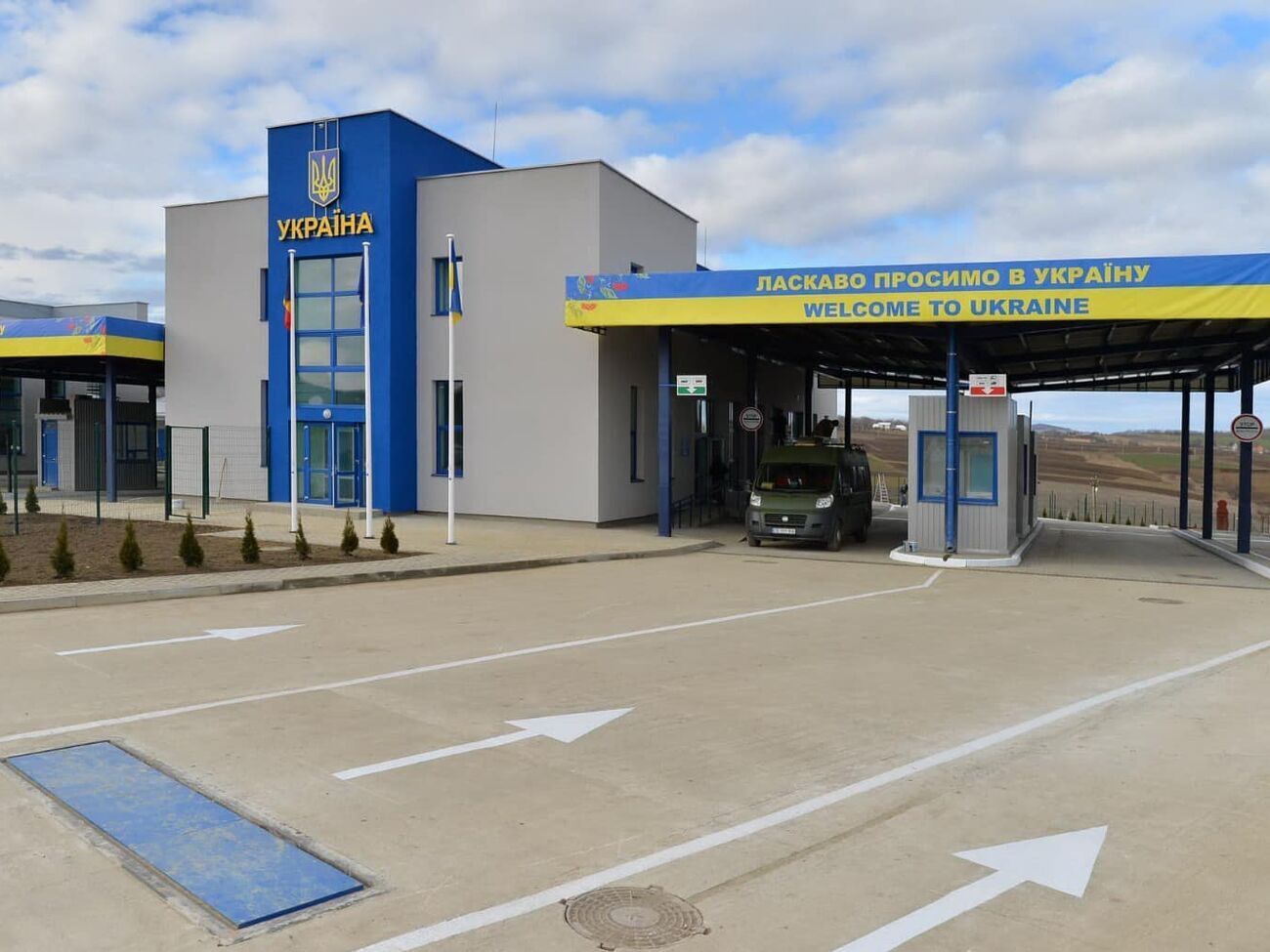 Перетинати кордон дозволили держслужбовцям для супроводу або відвідування дітей