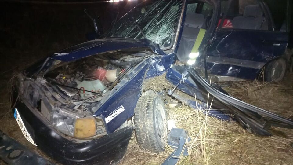 Один автомобіль, здійснюючи маневр, врізався в інший