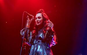 Группа "Крихітка": Світ тримається на тобі, мій живий ланцюг