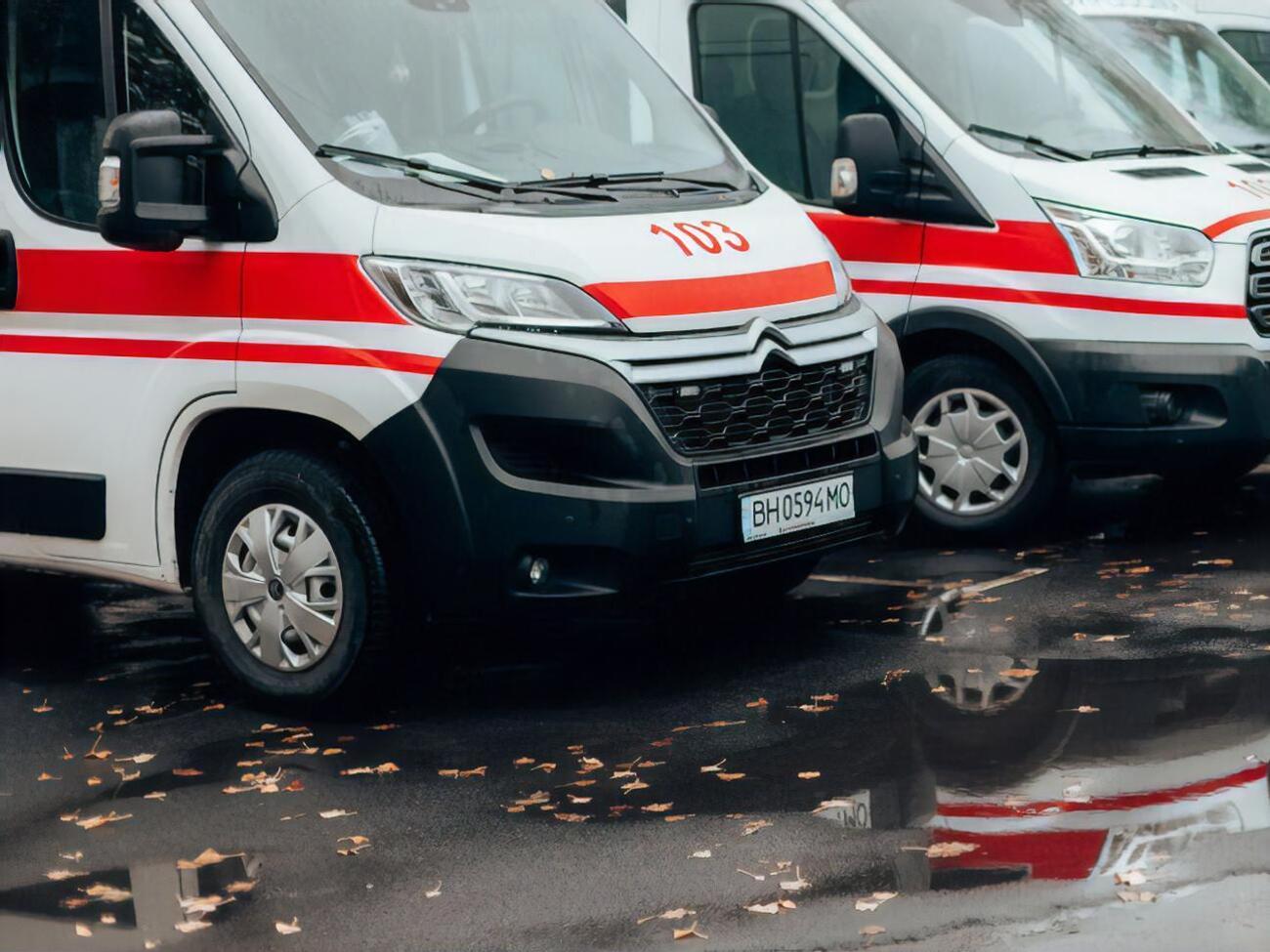 Медики оказывают помощь пострадавшим