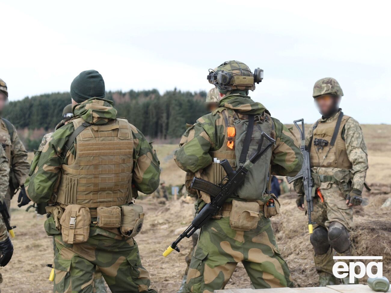 Солдати відпрацьовують захоплення та утримання окопу, траншеї, позиції