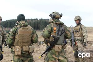 Солдаты отрабатывают захват и удержание окопа, траншеи, позиции