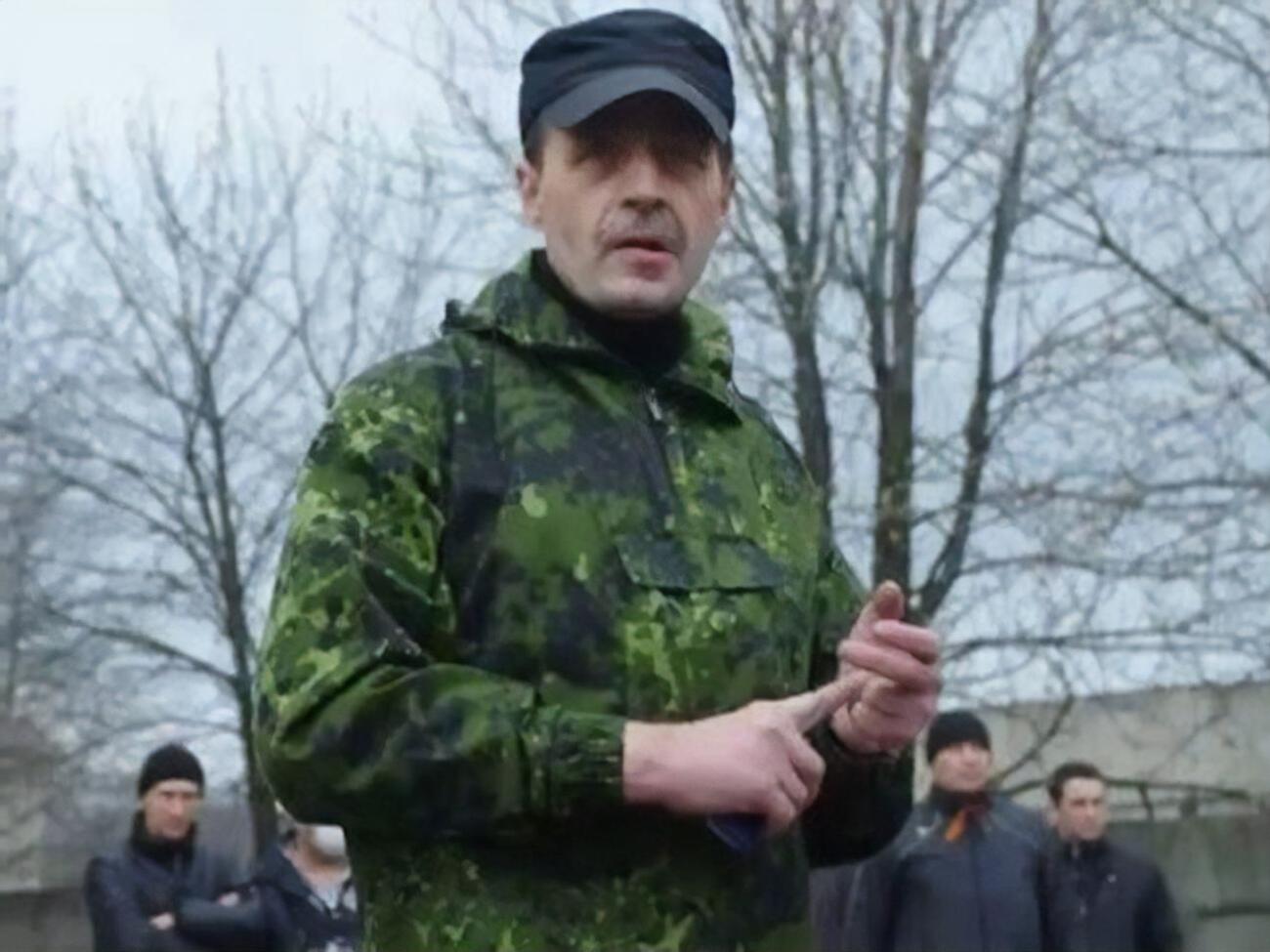 Безлер и его собеседник рассказывают друг другу, что их настойчиво приглашали в Донецк, вероятно, чтобы там ликвидировать