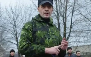 Безлер і його співрозмовник розповідають один одному, що їх наполегливо запрошували в Донецьк, імовірно, щоб там ліквідувати