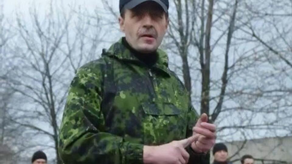 Безлер і його співрозмовник розповідають один одному, що їх наполегливо запрошували в Донецьк, імовірно, щоб там ліквідувати
