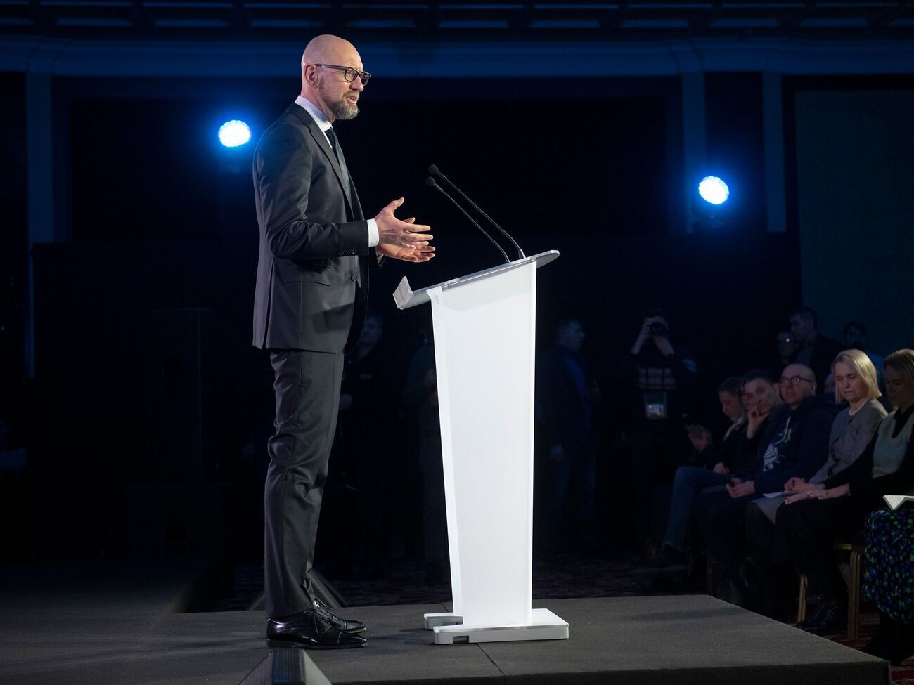 Яценюк отметил, что в свое время увольнял весь состав таможни