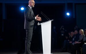 Яценюк зазначив, що свого часу звільняв увесь склад митниці