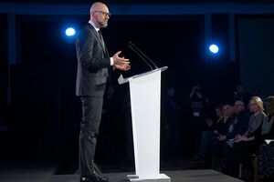 Яценюк отметил, что в свое время увольнял весь состав таможни