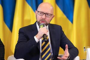 Яценюк: Росія має бути обмежена у своїх злочинних намірах