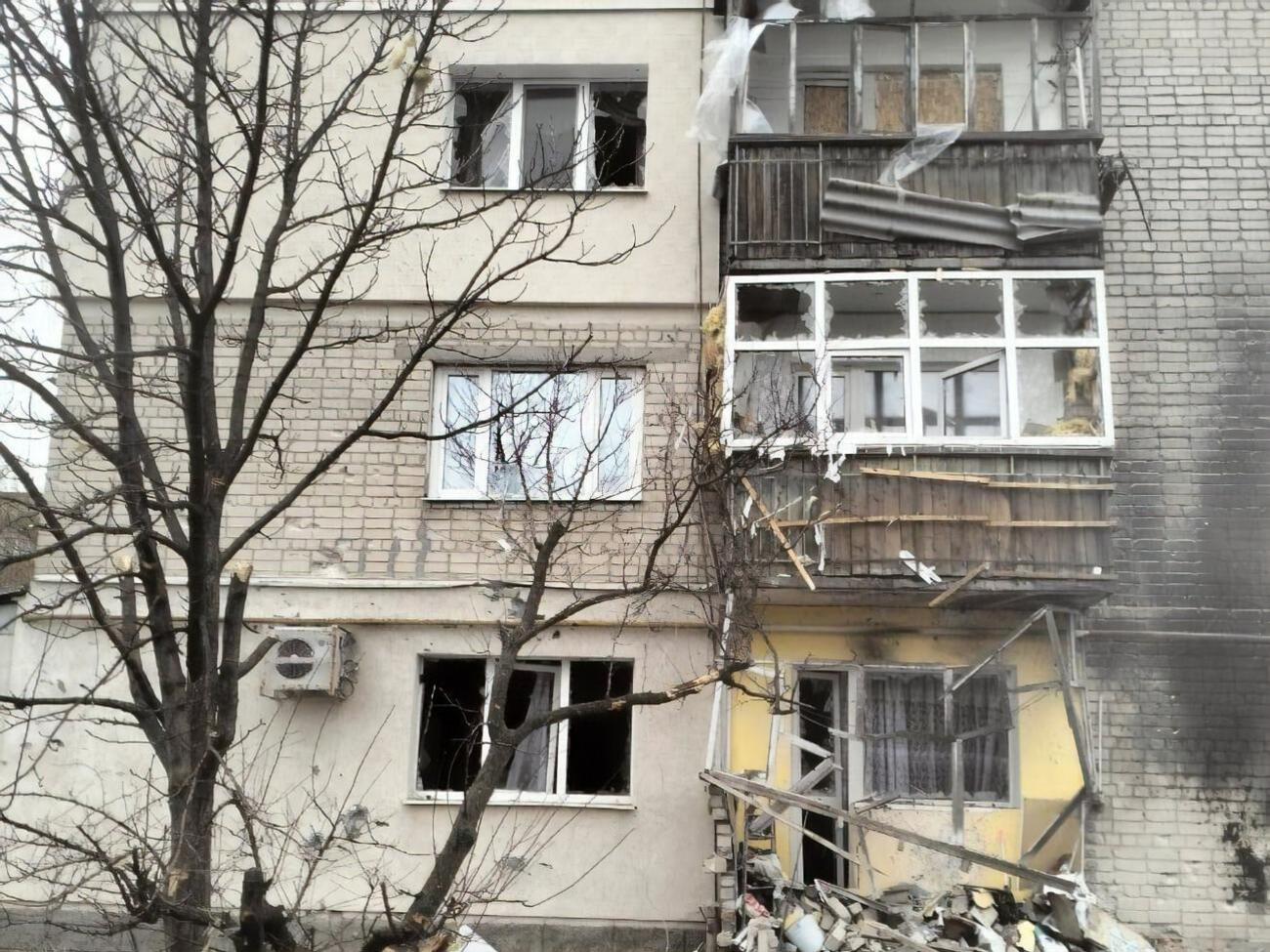 Из-за вражеских обстрелов в населенных пунктах Харьковской области повреждены дома, выбиты окна, разрушены хозяйственные постройки