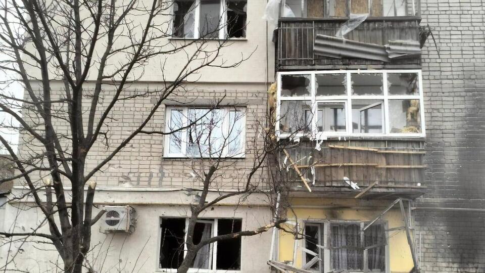 Из-за вражеских обстрелов в населенных пунктах Харьковской области повреждены дома, выбиты окна, разрушены хозяйственные постройки