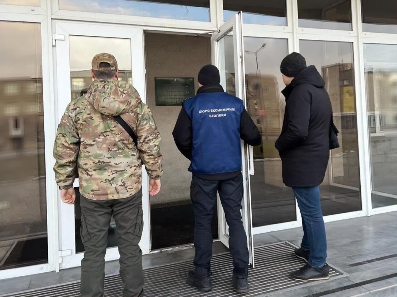 Главного бухгалтера Полтавского горно-обогатительного комбината подозревают в уклонении от уплаты налогов и служебном подлоге