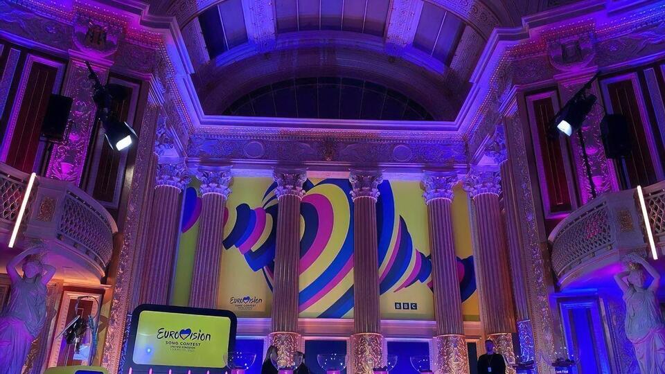 Слоганом "Євробачення 2023" є фраза United By Music, а логотипом – електрокардіограма із сердець жовтого, блакитного, синього і рожевого кольорів