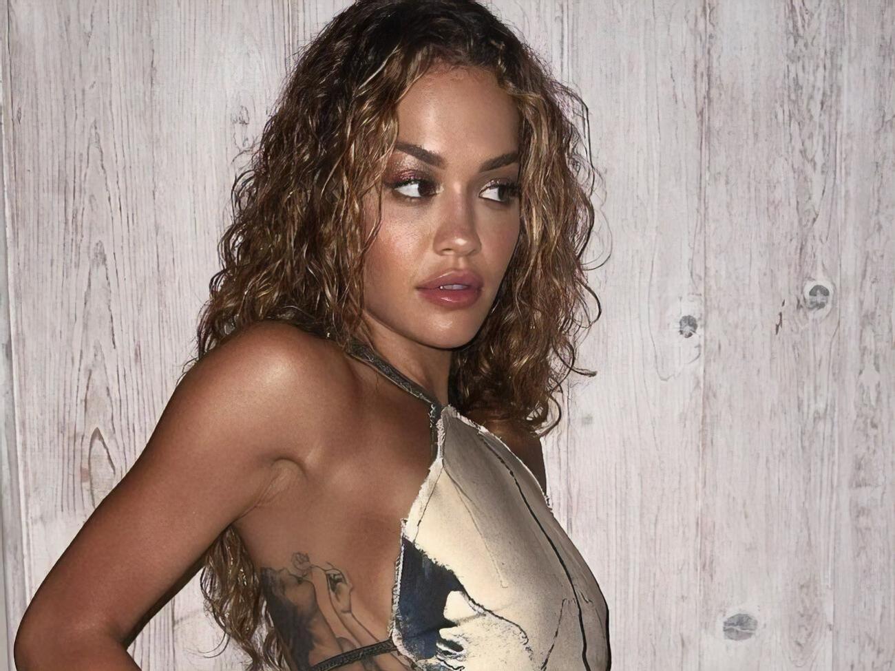 Ора выбрала для прогулки джинсы и куртку от Литковской