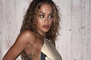 Ора выбрала для прогулки джинсы и куртку от Литковской