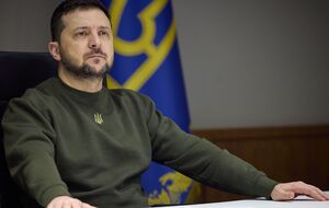 Украинцы уже почти год "стоят против зла", отметил Зеленский