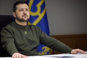 Украинцы уже почти год "стоят против зла", отметил Зеленский