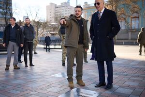 Табличку с именем Байдена открыли 20 февраля