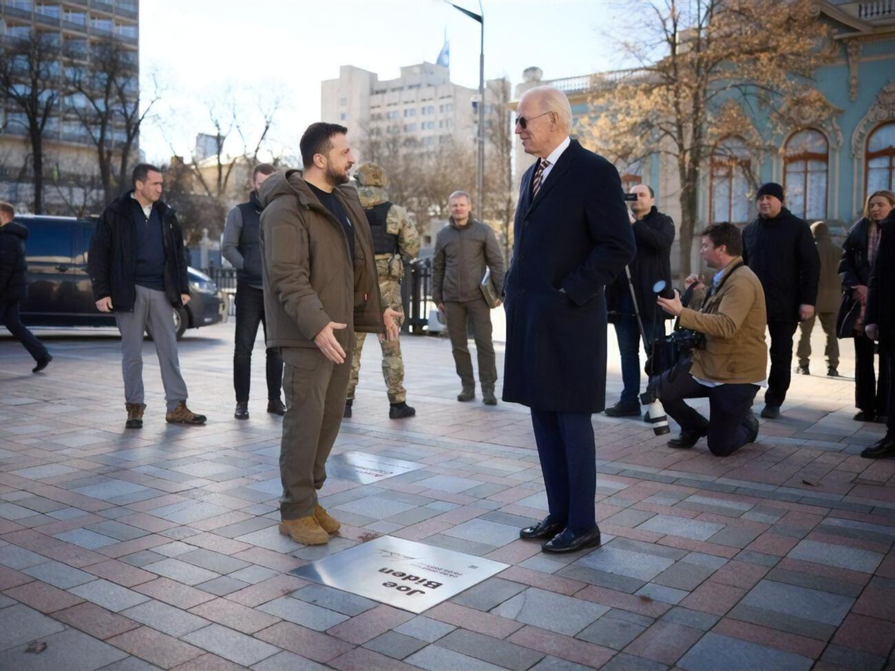 Байден &ndash; Зеленському:&nbsp;Тієї темної ночі рік тому світ буквально готувався до падіння Києва. Рік минув,&nbsp;Київ стоїть. Україна стоїть. Демократія стоїть. Америка стоїть з вами, і світ стоїть з вами