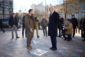 Байден – Зеленському: Тієї темної ночі рік тому світ буквально готувався до падіння Києва. Рік минув, Київ стоїть. Україна стоїть. Демократія стоїть. Америка стоїть з вами, і світ стоїть з вами