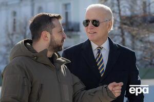 Байден (праворуч) прибув у Київ 20 лютого приблизно о 8.00 і провів зустріч із Зеленським (ліворуч), зазначили ЗМІ