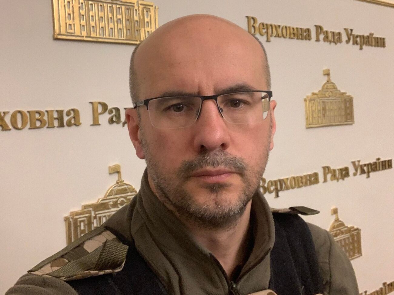 Рудик захищає Україну від першого дня повномасштабного російського вторгнення. Таких, як він, у Раді одиниці – за даними самого парламентарія, від трьох до 10 нардепів