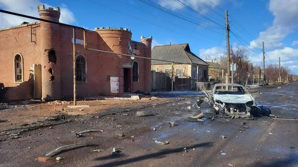 Власти Донецкой области постоянно призывают мирных жителей региона эвакуироваться: оставаться в нем из-за обстрелов РФ опасно