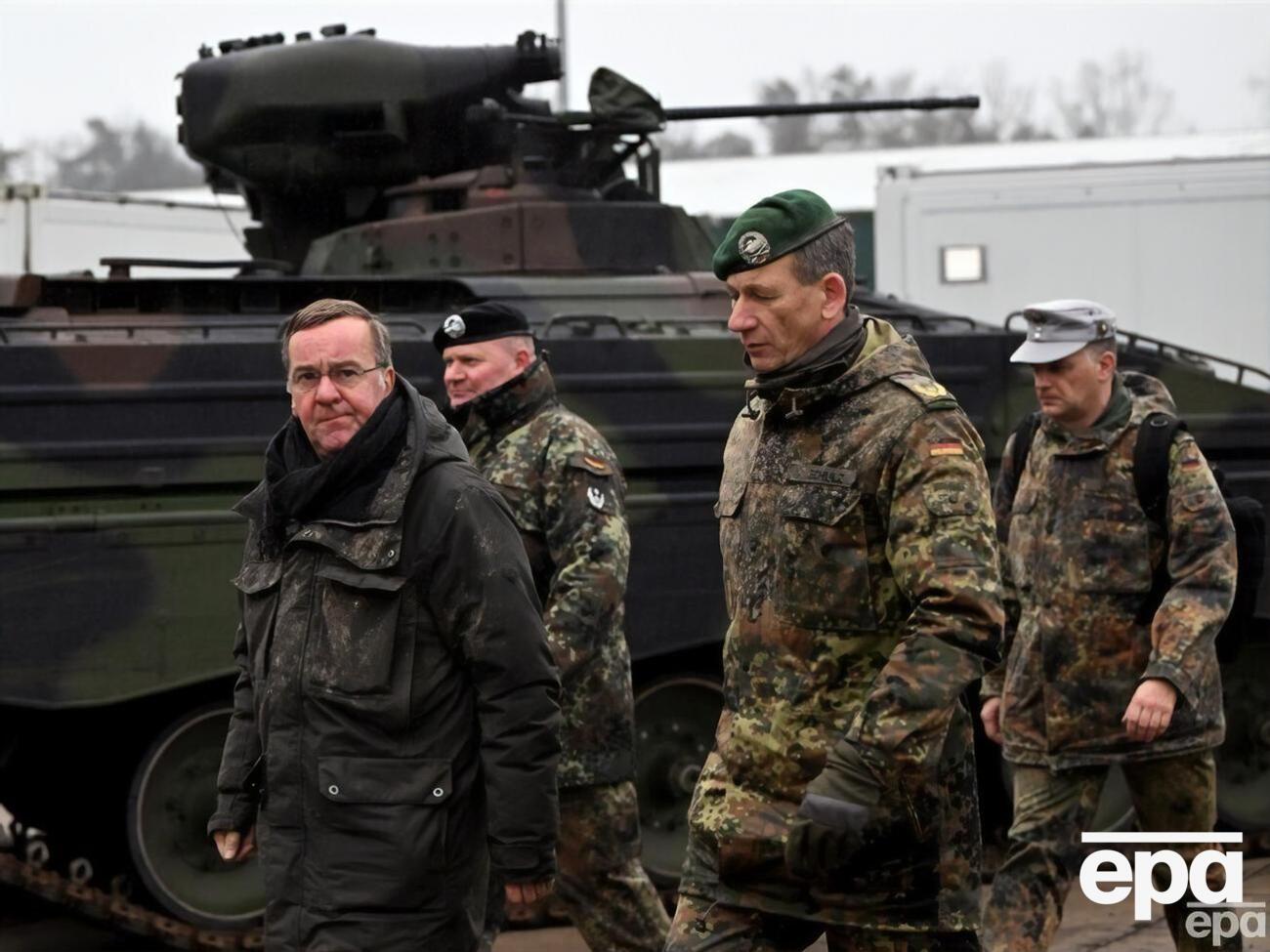 Украинские военные должны завершить обучаться управлять танками Leopard 2 до конца марта, сообщил Писториус