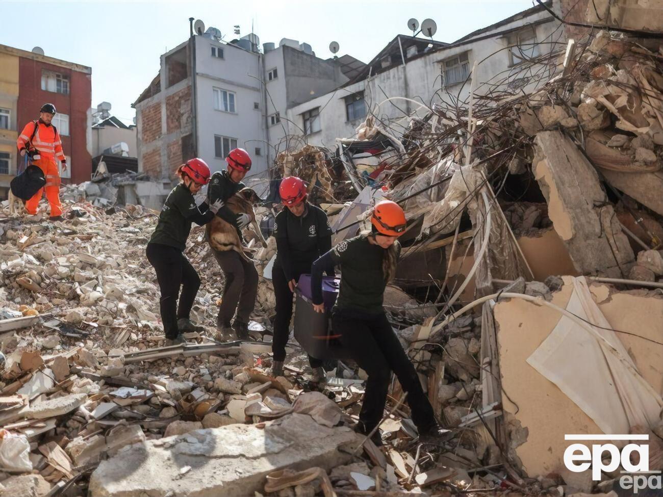 Спасатели разбирают новые завалы в Турции