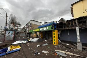 Российские снаряды попали в остановку общественного транспорта в Херсоне, отметил Зеленский