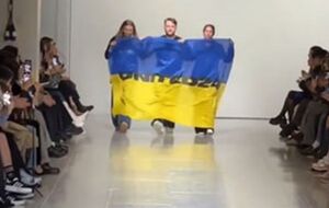 На флаг, который вынесли на подиум украинские дизайнеры, был нанесен логотип фандрайзинговой платформы United24