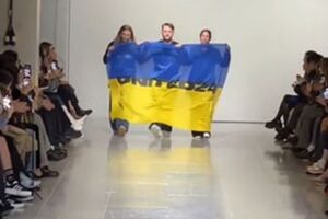 На флаг, который вынесли на подиум украинские дизайнеры, был нанесен логотип фандрайзинговой платформы United24